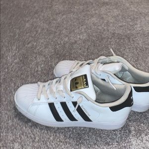 adidas superstar !